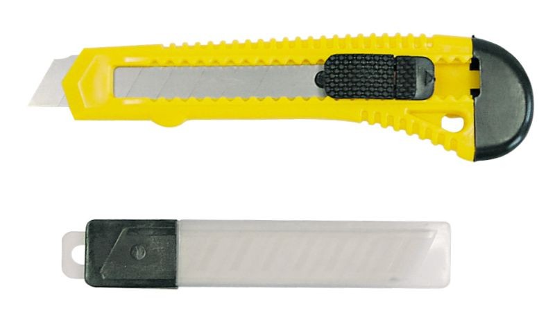 SET OF 150/18MM RECTRACTABLE KNIFE WITH 10PCS SPARE 18MM BLADES IN PLASTIC BOX.code:30019